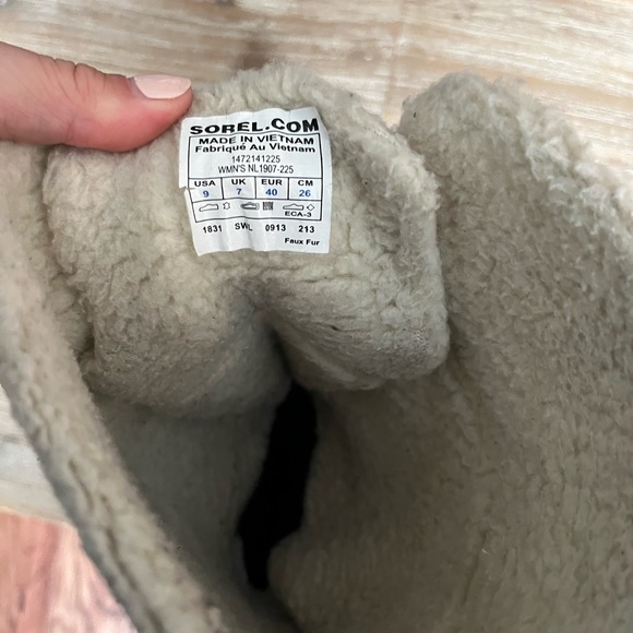 Women’s Sorel Winter Boots - Picture 4 of 4